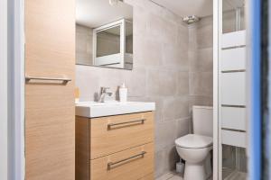 een kleine badkamer met een wastafel en een toilet bij Jolie appartement climatisé in La Ciotat