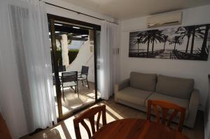 Ruang duduk di Orange Park Estudio Jardin vista piscina