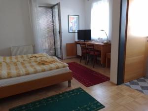 A bed or beds in a room at Pension Kappel