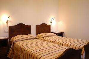 カスティリオーネ・デル・ラーゴにあるPoggio Bella Vistaのベッドルーム1室(隣り合わせのベッド2台付)