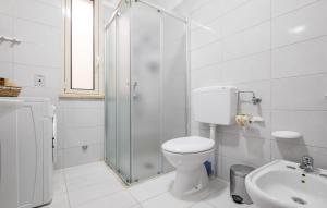 een badkamer met toilet, douche en wastafel bij Holidays Dream Laura - Leuca in Leuca
