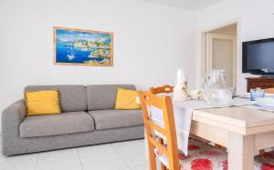 een woonkamer met een bank en een tafel bij Holidays Dream Laura - Leuca in Leuca