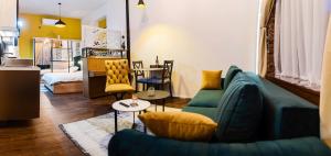 - un salon avec un canapé vert et des chaises dans l'établissement MariaApartments, à Bitola