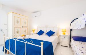 レウカにあるHolidays Dream Lauraのベッドルーム1室(青と白のシーツが備わるベッド1台付)