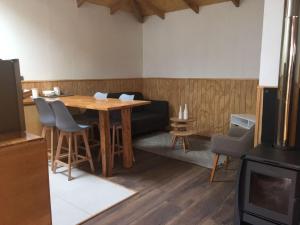 a dining room with a wooden table and chairs at Apartamentos Yagan in La Junta