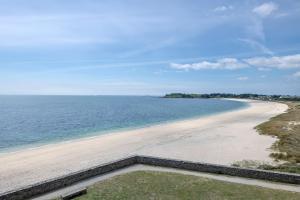 una vista de una playa con el océano en Superbe vue Mer - Vacances à 5 personnes à Arzon, en Arzon