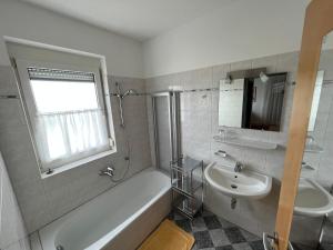A bathroom at Pension Kappel