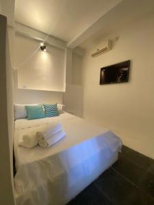 Tempat tidur dalam kamar di Loft Praia dos Anjos