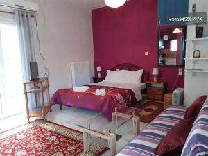 1 dormitorio con 1 cama con paredes moradas en The Best Offer, en Preveza
