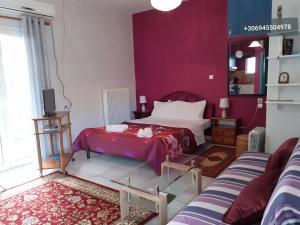 sypialnia z łóżkiem z fioletowymi ścianami w obiekcie The Best Offer w Prewezie