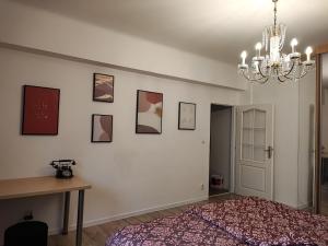 オロモウツにあるApartmán Masarykova třída 61のベッドルーム1室(ベッド1台付)が備わります。壁には絵画が飾られています。