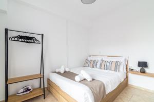 A bed or beds in a room at Central Apartment Next To The Beachfront