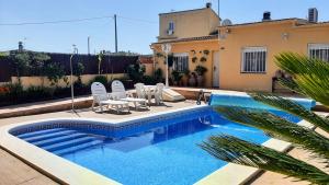The swimming pool at or close to Chalet vacacional con piscina privada y barbacoa
