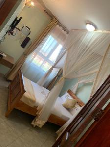 1 Schlafzimmer mit 2 Etagenbetten in einem Zimmer in der Unterkunft CS HOTEL in Hoima