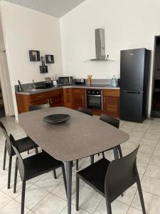 cocina con mesa, sillas y nevera en SPACIEUX T5, en Kourou
