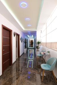un pasillo de una oficina con sillas y mesas en Saranda Luxury Apartments, en Sarandë