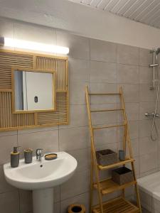 庫魯的住宿－SPACIEUX T5，一间带水槽和镜子的浴室
