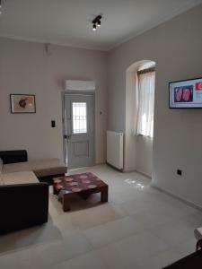 una sala de estar con un sofá y una mesa en Filema, en Preveza