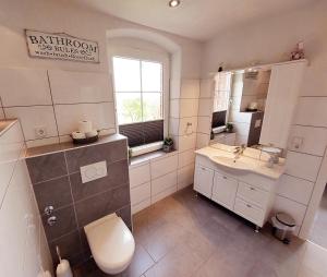Ένα μπάνιο στο Ferienwohnung Burghasungen +17 φωτογραφίες