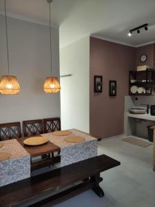 comedor con mesa y comedor en Filema, en Preveza