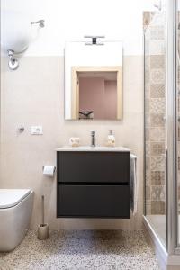 uma casa de banho com um lavatório e um espelho em Via Venezia 32 Room em Petralia Sottana