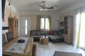 sala de estar con sofá y mesa en ASTRA-Ferienhaus mit großer Dachterrasse und Top-Ausstattung in NAS, en Armenistis