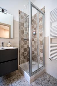 Via Venezia 32 Room في بتراليا سوتانا: حمام مع دش زجاجي ومغسلة
