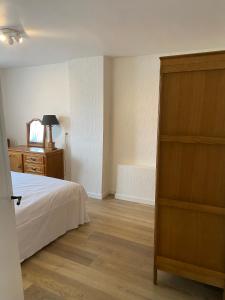 a bedroom with a bed and a dresser and a mirror at Vakantiewoning Wurfeldermolen in Maaseik