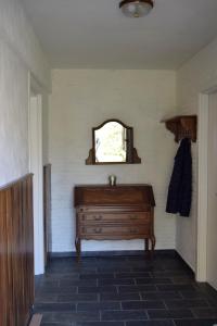 La salle de bains est pourvue d'un lavabo en bois et d'un miroir. dans l'établissement Vakantiewoning Wurfeldermolen, à Maaseik