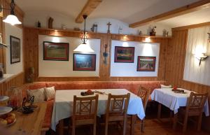 - une salle à manger avec deux tables et un canapé dans l'établissement Winzerhof Fleischmann, à Kleinhöflein