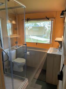 a small bathroom with a toilet and a sink at Lodge Friesland in Grou