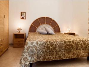 スペルロンガにあるLoft Ulisseのベッドルーム1室(大型ベッド1台、ナイトスタンド2台付)