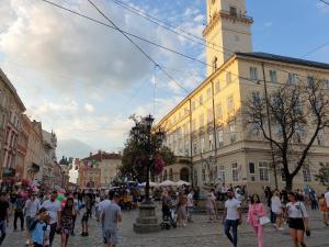 Hostia v ubytovaní 3 bedroom, 2 bathroom Apartment near Forum Lviv
