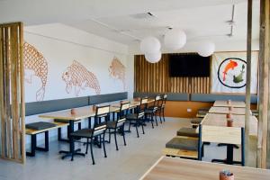 une salle à manger avec des tables et des chaises en bois dans l'établissement HOTEL POSADA DEL DESIERTO, à Heroica Caborca