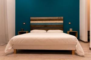 トゥーリにあるAdrian's B&Bの青い壁のベッドルーム1室(大型ベッド1台付)