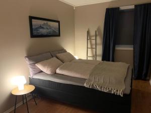 Postel nebo postele na pokoji v ubytování Kvaløya apartment by the sea