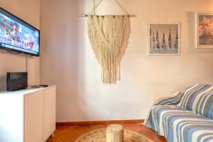 Μια τηλεόραση ή/και κέντρο ψυχαγωγίας στο Chantal Apartment