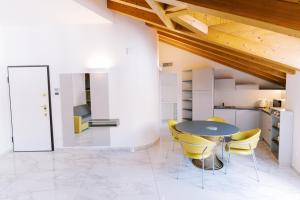 a kitchen and dining room with a table and chairs at CASA KING in Como