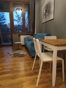 salon ze stołem i kanapą w obiekcie apartament Fanaberia w Zwierzyńcu