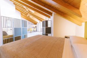 a bedroom with a large bed and wooden ceilings at CASA KING in Como