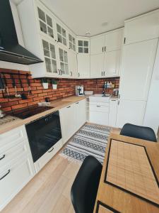 A kitchen or kitchenette at Apartament Kameralna
