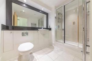 a bathroom with a toilet and a shower and a sink at Panoramic Riverside Facing - 2 Bed - 2 Bath - 2 Balconies - London Nine Elms in London