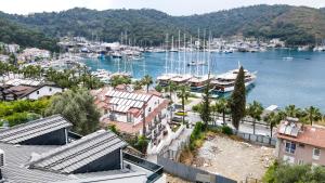 uma vista aérea de um porto com barcos na água em Duygu Apart spellbinding sea views em Fethiye