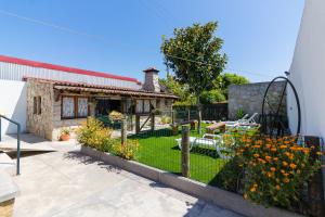 a house with a garden with a fence at Araújo 111 - Traditional House in Leça do Balio