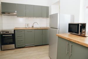 Dapur atau dapur kecil di Alisa Apartments