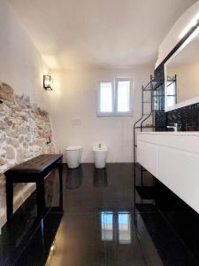 uma casa de banho com 2 WC e um lavatório em Trullo di Puglia em Ceglie Messapica