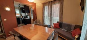 un salon avec une table et un canapé dans l'établissement GRAINES AU VENT, à Berck-sur-Mer