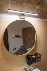 espejo de baño con lavabo y aseo en Kyklamino Castlehouse, en Monemvasia
