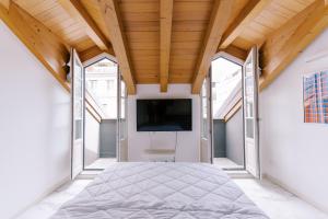 1 dormitorio con 1 cama grande en una habitación con ventanas en CASA KING 2 en Como