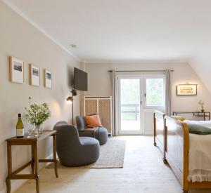 un soggiorno con letto e sedia di Haus Nagel a Hinterzarten